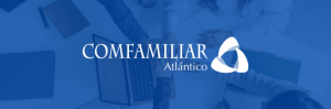 Manos de varias personas se unen en el centro sobre una mesa de trabajo, con un laptop y documentos visibles. Fondo azul con el logo de Comfamiliar Atlántico.