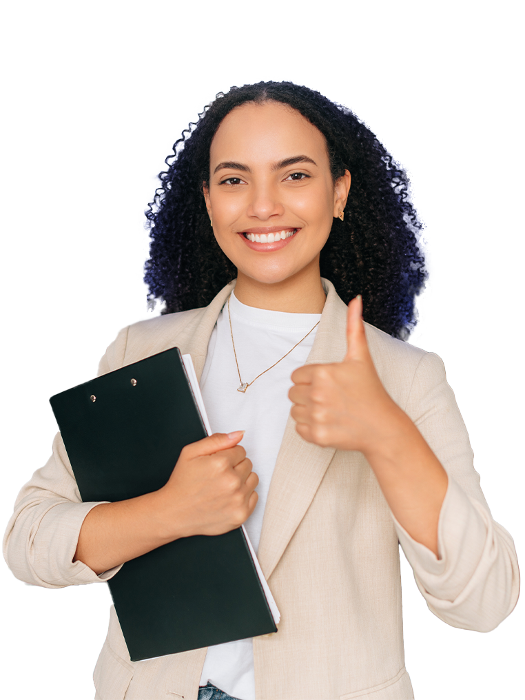 Mujer con cabello rizado y oscuro, sonriente, sosteniendo una carpeta negra y haciendo un gesto de aprobación con el pulgar. Fondo con elementos de oficina.