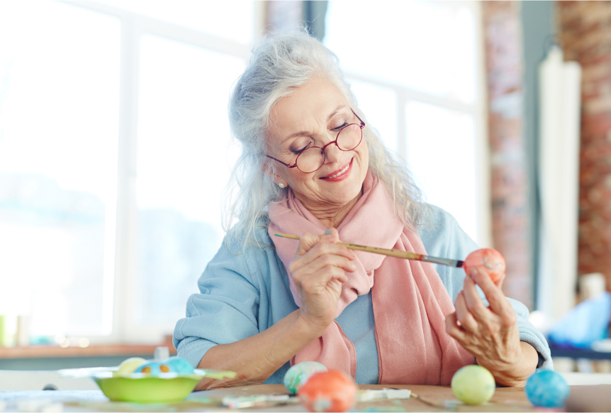 conoce-los-requisitos-mujer-adulta-tegiendo-comfamiliar-1 Adulto Mayor