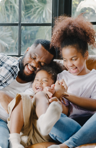 happy-cheerful-african-american-family-dad-daughter-having-fun-cuddle-play-sofa-while-birthday-house-1 Afiliaciones